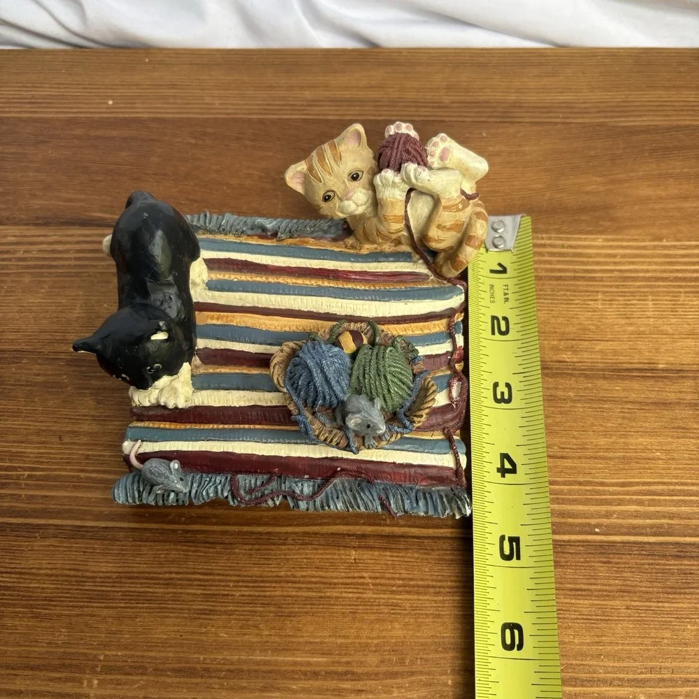 Vintage Figi Graphics 1996 Cats on Rug Figurine Removable Basket Resin